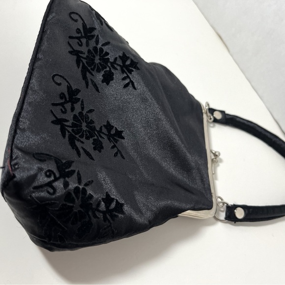 Elegant Embossed Black Floral Women's Evening Bag with Silver Clasp - Picture 14 of 14